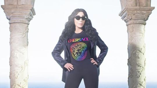 Chersace: Cher y Versace se unen para celebrar el Mes del Orgullo 2022