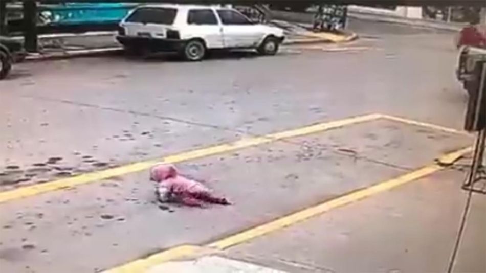 Un hombre salvó a una bebé que estaba cruzando la calle 20220608