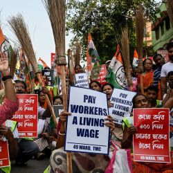 Activistas y simpatizantes del Congreso Trinamool (TMC) muestran pancartas y gritan consignas contra las diferentes políticas del gobierno central en Calcuta, India. | Foto:DIBYANGSHU SARKAR / AFP