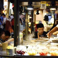 Imagen de personas comiendo en un puesto de alimentos, en Xi'an, en la provincia de Shaanxi, en el noroeste de China. | Foto:Xinhua/Liu Xiao