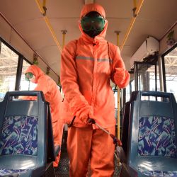 Oficiales de salud de la Oficina de Trolebuses de Ryonmot desinfectan un trolebús, como parte de las medidas preventivas contra el coronavirus Covid-19 en Pyongyang. | Foto:KIM WON JIN / AFP