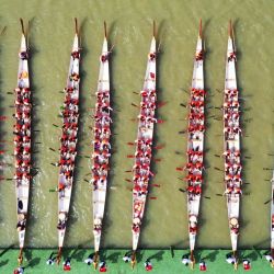 Vista aérea de personas participando en una carrera de botes del dragón durante las vacaciones del Festival del Bote del Dragón, en el municipio de Linhuai, en la provincia de Jiangsu, en el este de China. | Foto:Xinhua/Xu Changliang