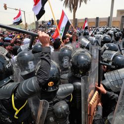 Las fuerzas de seguridad iraquíes se despliegan para dispersar a los manifestantes durante una manifestación contra la política de empleo del gobierno cerca del edificio del parlamento en la Zona Verde de Bagdad. | Foto:AHMAD AL-RUBAYE / AFP