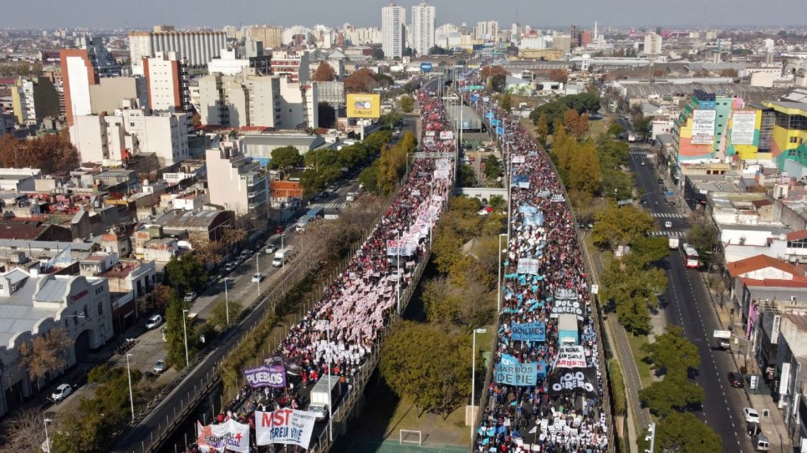 Aerial view of members of social organisations and leftist groups march to protest social and economic measures of the government of President Alberto Fernández, in Buenos Aires, on June 9, 2022. 