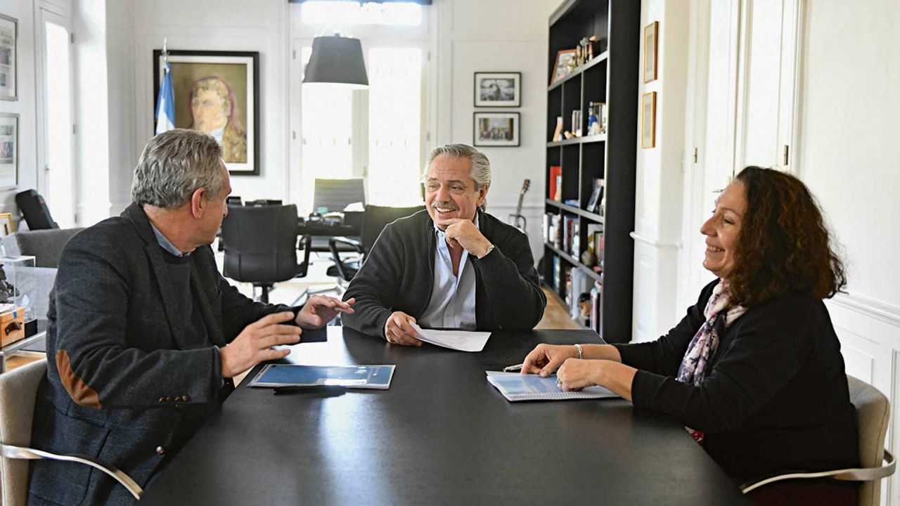 Agustín Rossi, Alberto Fernández y Cristina Caamaño. | Foto:Presidencia.