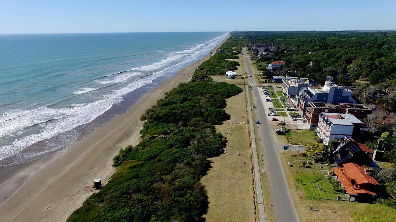 Playas amplias de arena fina, custodiadas por los médanos y su vegetación.