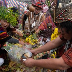 Chamanes peruanos realizan un ritual en Lima, ofreciendo pétalos de flores, hojas de coca y frutas a favor de la selección peruana de fútbol y lanzando hechizos y maldiciones contra la selección australiana de fútbol, de cara al partido de la eliminatoria de la Copa Mundial de la FIFA Qatar 2022. | Foto:CRIS BOURONCLE / AFP