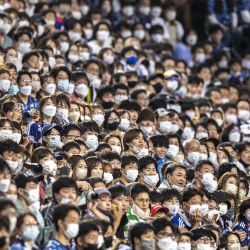 Los espectadores asisten al partido de fútbol de la Copa Kirin entre Japón y Ghana en el estadio Noevir de Kobe. | Foto:CHARLY TRIBALLEAU / AFP