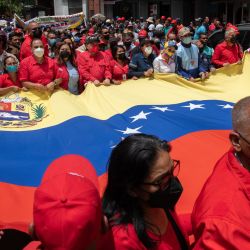 Personas sostienen una bandera nacional venezolana durante una marcha, en Caracas, Venezuela. Trabajadores marcharon el jueves en el centro de Caracas para respaldar las políticas del gobierno y en rechazo a la exclusión de Venezuela de la IX Cumbre de las Américas, que tiene lugar en la ciudad estadounidense de Los Angeles. | Foto:Xinhua/Marcos Salgado
