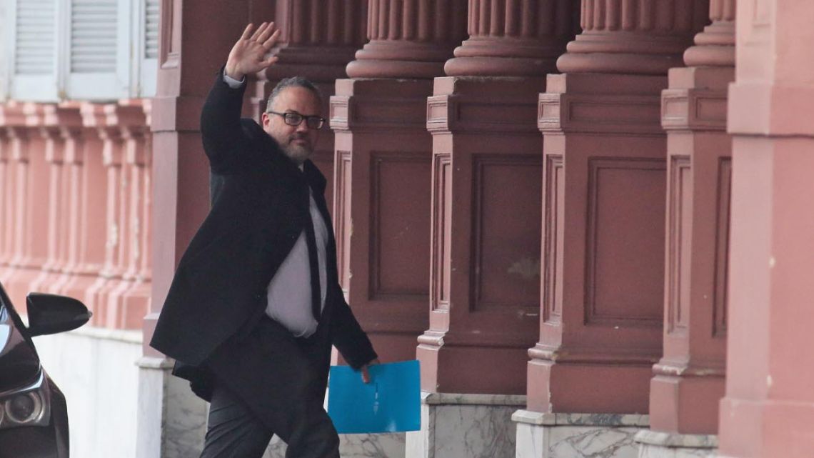 Matías Kulfas enters the Casa Rosada to hand in his resignation letter.