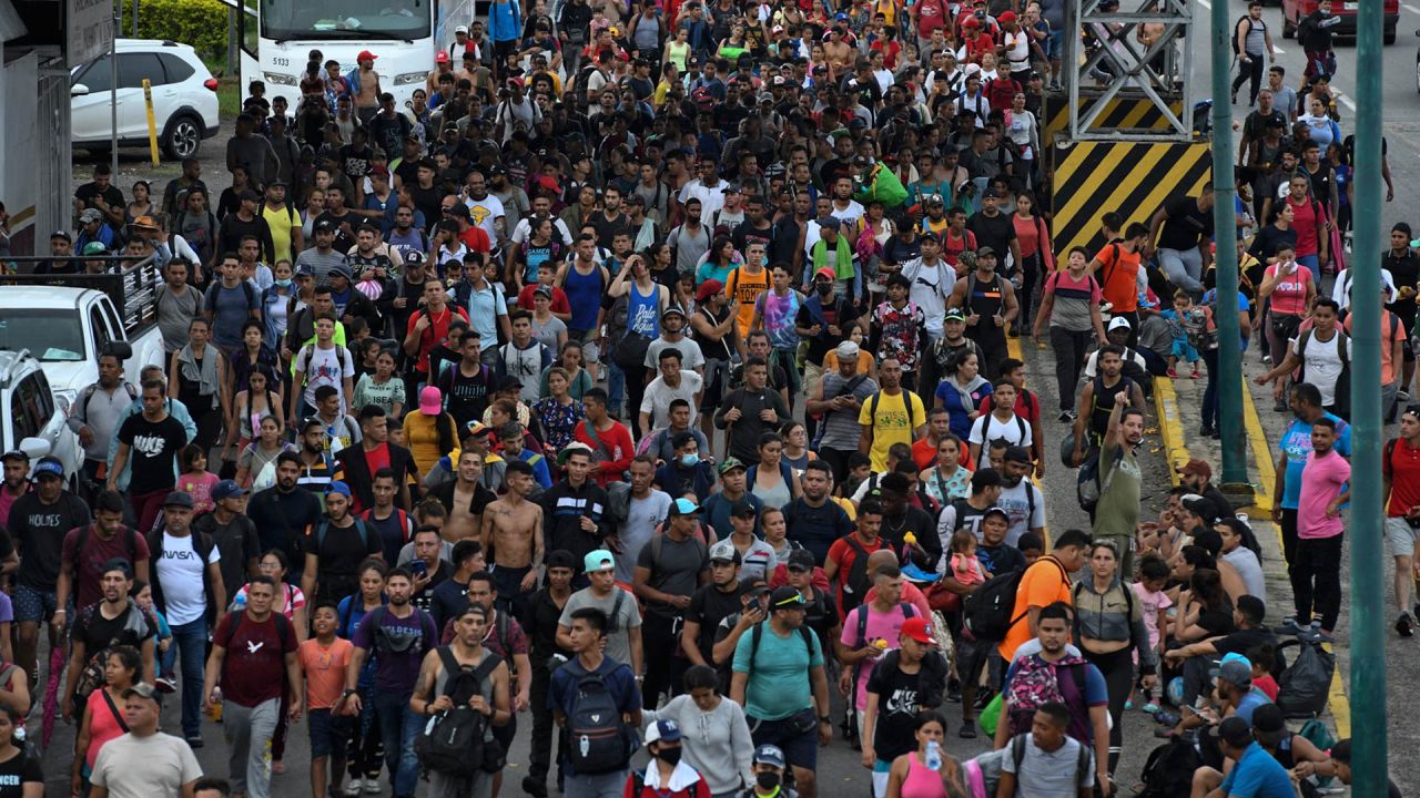 Migrantes latinoamericanos participan en una caravana hacia la frontera con Estados Unidos, en Huehuetan, estado de Chiapas, México. - Los planes del presidente Joe Biden para reiniciar el compromiso de Estados Unidos con América Latina -especialmente en temas críticos como la migración- recibieron un golpe después de que México, un socio clave, desairara una cumbre regional que se inauguró en Los Ángeles para protestar por la exclusión de Washington de tres países de extrema izquierda. | Foto:ISAAC GUZMAN / AFP