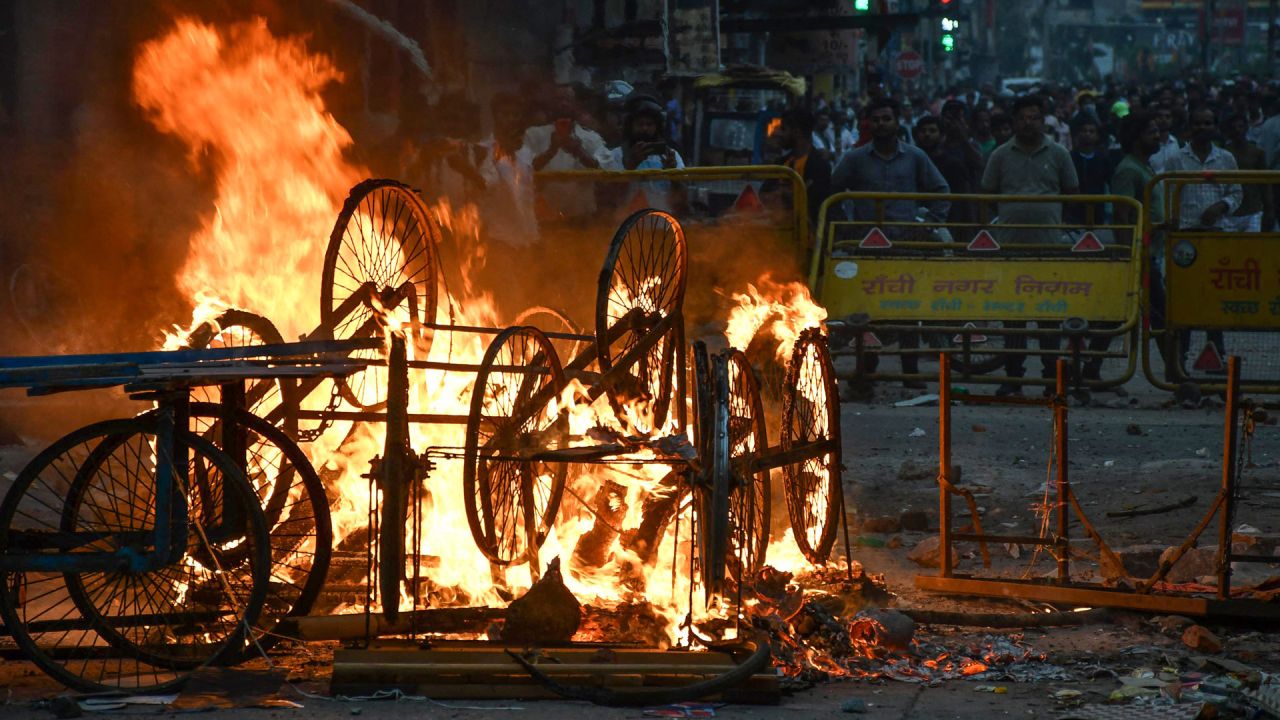 Se ven carros de mano volcados en llamas tras una protesta contra la ex portavoz del Partido Bharatiya Janata de la India, Nupur Sharma, y sus comentarios sobre el profeta Mahoma, en Ranchi, India. | Foto:Rajesh Kumar / AFP