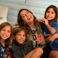 Cinthia Fernández junto a sus tres hijas