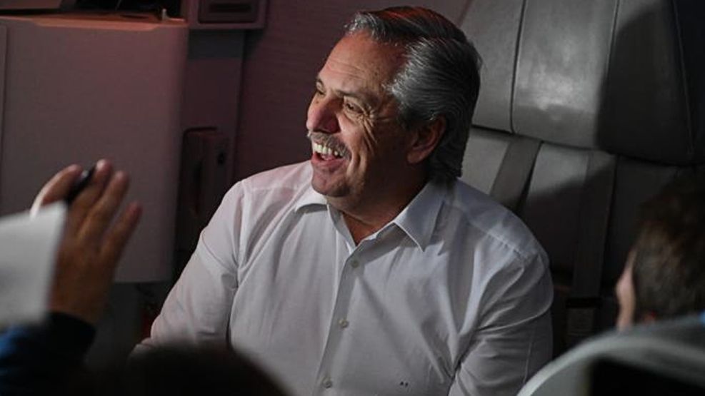 El presidente Alberto Fernández, sonriente con periodistas poco antes de aterrizar en Buenos Aires, satisfecho con los resultados del viaje a Los Angeles.