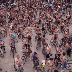 Ciclistas participan en la Marcha Mundial en Bicicleta Desnuda, en Guadalajara, estado de Jalisco, México. - Los participantes montan desnudos para protestar contra la dependencia mundial del petróleo y celebrar la libertad del cuerpo. | Foto:ULISES RUIZ / AFP