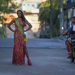 La modelo transgénero Eloa Rodrigues, de 29 años, posa para las fotos de AFP en la calle fuera de su casa en Río de Janeiro, Brasil. - Eloa representará a Brasil en el concurso Miss Reina Internacional, el "Miss Universo" trans, el 25 de junio en Tailandia. La reina de la belleza brasileña sabe lo afortunada que es: en el país más mortífero del mundo para las personas trans, se atreve a vivir sus sueños. | Foto:CARL DE SOUZA / AFP