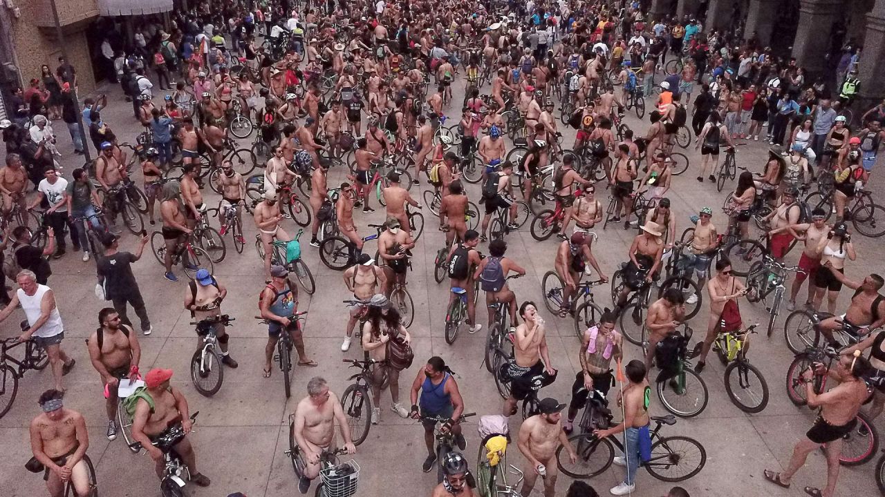 Ciclistas participan en la Marcha Mundial en Bicicleta Desnuda, en Guadalajara, estado de Jalisco, México. - Los participantes montan desnudos para protestar contra la dependencia mundial del petróleo y celebrar la libertad del cuerpo. | Foto:ULISES RUIZ / AFP