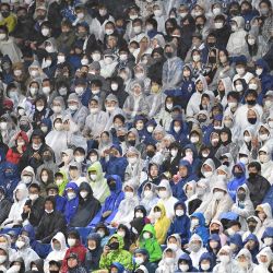 Espectadores con máscaras observan la lluvia durante el partido de la final de la Copa Kirin de fútbol entre Japón y Túnez en el estadio Panasonic de Suita, prefectura de Osaka. | Foto:CHARLY TRIBALLEAU / AFP
