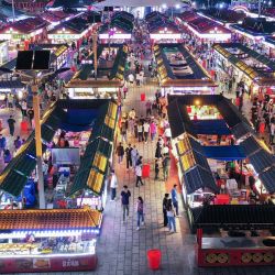 Esta foto aérea muestra a personas visitando un mercado nocturno en Shenyang, en la provincia nororiental china de Liaoning. | Foto:AFP