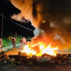 Foto distribuida por la Confederación de Nacionalidades Indígenas de la Amazonía Ecuatoriana (CONFENIAE) que muestra a indígenas kichwas amazónicos quemando neumáticos durante un bloqueo de carreteras en Shell, Ecuador. | Foto:CONFENIAE / AFP