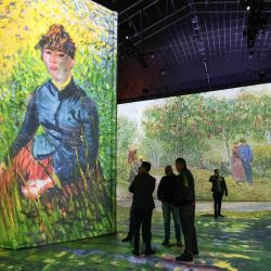 Imagen de personas visitando la inauguración de la exposición "Beyond Van Gogh: The Immersive Experience" ("Más allá de Van Gogh: La experiencia Inmersiva") en la Gran Carpa Américas de Corferias, en Bogotá, Colombia. | Foto:Xinhua/Jhon Paz