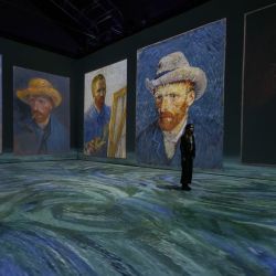 Imagen de una mujer visitando la inauguración de la exposición "Beyond Van Gogh: The Immersive Experience" ("Más allá de Van Gogh: La experiencia Inmersiva") en la Gran Carpa Américas de Corferias, en Bogotá, Colombia. | Foto:Xinhua/Jhon Paz