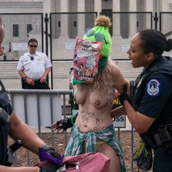 La policía del Capitolio detiene a una activista del derecho al aborto en topless frente al Tribunal Supremo en Washington, DC. El tribunal está preparado para anunciar una serie de decisiones de alto perfil antes de finales de junio. | Foto:Nathan Howard/Getty Images/AFP