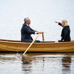 La Primera Ministra de Suecia, Magdalena Andersson, y el Secretario General de la OTAN, Jens Stoltenberg, reman en un barco mientras se reúnen en Harpsund, el retiro campestre de los primeros ministros suecos. | Foto:HENRIK MONTGOMERY / Agencia de Noticias TT / AFP