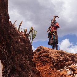 Un trabajador en una cantera de mármol en Rupa, región de Karamoja, Uganda. - Más de medio millón de personas pasan hambre en la región ugandesa de Karamoja, un 40% de la población total que sobrevive en una región a menudo olvidada entre Sudán del Sur y Kenia. | Foto:BADRU KATUMBA / AFP