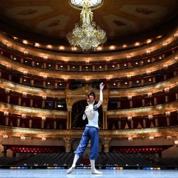 Una bailarina calienta antes del recorrido final del XIV Concurso Internacional de Ballet en el teatro Bolshoi de Moscú. | Foto:KIRILL KUDRYAVTSEV / AFP