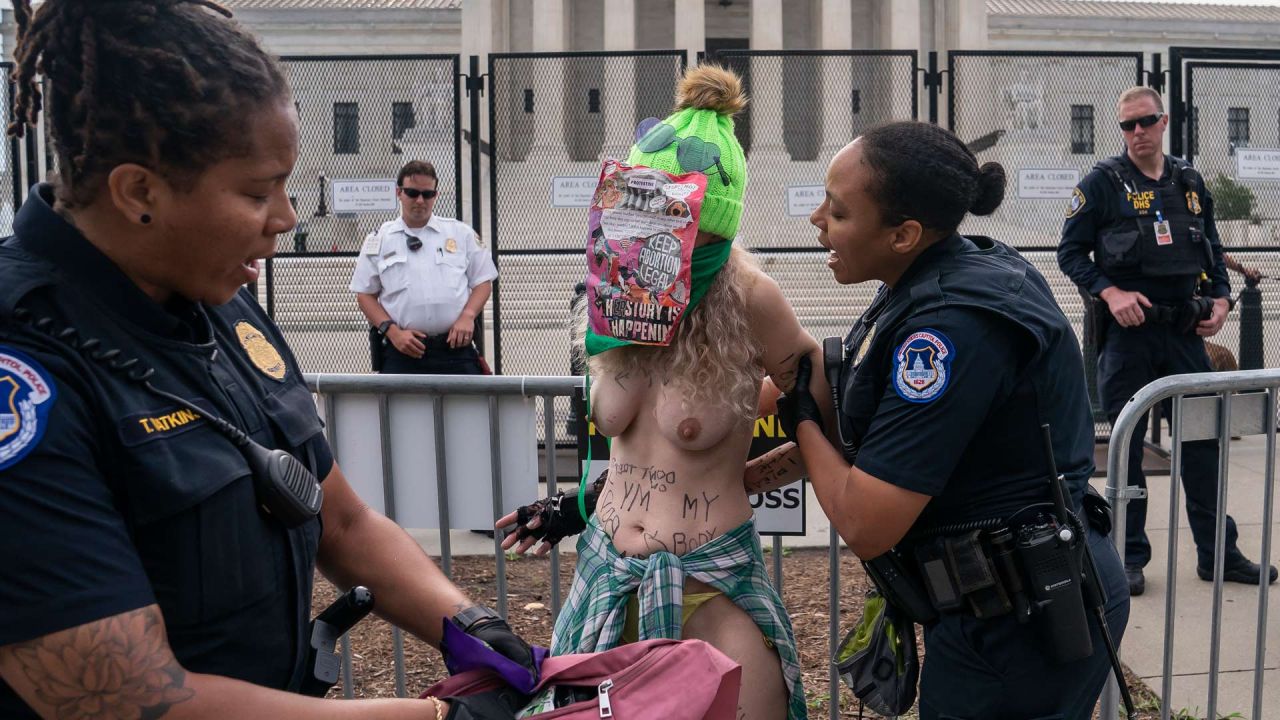 La policía del Capitolio detiene a una activista del derecho al aborto en topless frente al Tribunal Supremo en Washington, DC. El tribunal está preparado para anunciar una serie de decisiones de alto perfil antes de finales de junio. | Foto:Nathan Howard/Getty Images/AFP
