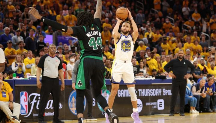 Stephen Curry, la pieza clave en los Warriors. No estuvo fino de tres puntos en el Juego 5 de las finales ante Boston Celtics.