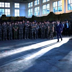 El presidente francés Emmanuel Macron llega para hablar con los soldados franceses en la base aérea Mihail Kogalniceanu, cerca de la ciudad de Constanza, Rumania. - Las tropas francesas y belgas están desplegadas en Rumanía con la Fuerza de Respuesta de la OTAN como parte de la Misión AIGLE. | Foto:YOAN VALAT / POOL / AFP