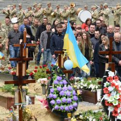 Los dolientes se reúnen durante la ceremonia fúnebre del soldado ucraniano asesinado Ruslan Skalskyi en el cementerio de Lychakiv en la ciudad occidental ucraniana de Lviv, en medio de la invasión rusa de Ucrania. | Foto:Yuriy Dyachyshyn / AFP