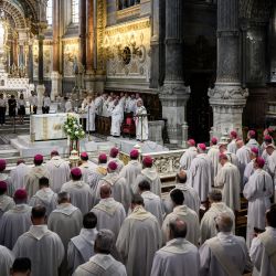 Los obispos participan en una misa durante la asamblea plenaria extraordinaria de los obispos de Francia en la basílica de Fourviere en Lyon. | Foto:JEFF PACHOUD / AFP