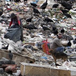 Personas clasifican y separan basura para vender las partes reciclables en el Botadero Municipal de Tegucigalpa, en Tegucigalpa, Honduras. | Foto:Xinhua/Rafael Ochoa