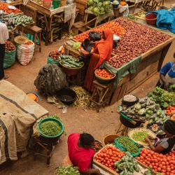 Vendedores de verduras en un mercado de Soroti, región de Karamoja, Uganda. - Más de medio millón de personas pasan hambre en la región ugandesa de Karamoja, un 40% de la población total que sobrevive en una región a menudo olvidada entre Sudán del Sur y Kenia. | Foto:BADRU KATUMBA / AFP