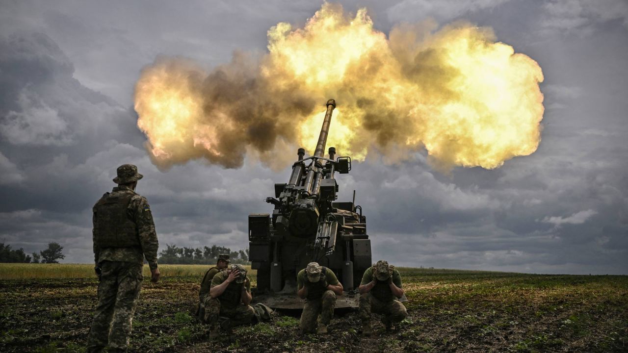 Militares ucranianos disparan con un cañón francés autopropulsado de 155 mm/52 calibre Caesar hacia las posiciones rusas en una línea de frente en la región oriental ucraniana de Donbas. | Foto:ARIS MESSINIS / AFP