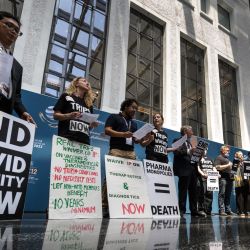 Activistas de ONG realizan una manifestación en el atrio de la sede de la Organización Mundial del Comercio para instar a los gobiernos a que exijan verdaderas exenciones de los Aspectos de los Derechos de Propiedad Intelectual relacionados con el Comercio (ADPIC) durante la 12ª Conferencia Ministerial de la OMC en Ginebra. | Foto:FABRICE COFFRINI / AFP