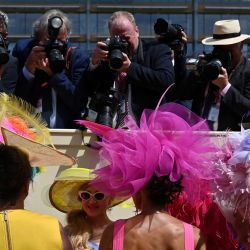 Asistentes a las carreras con sombrero hablan mientras se fotografían durante el tercer día, conocido como el día de la dama, de la carrera de caballos Royal Ascot, en Ascot, al oeste de Londres. | Foto:JUSTIN TALLIS / AFP