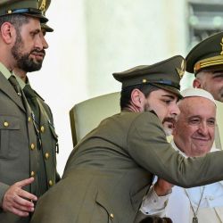 El Papa Francisco posa para hacerse fotos selfie con oficiales del ejército italiano durante la audiencia general semanal en la plaza de San Pedro en El Vaticano. | Foto:Vincenzo PInto / AFP