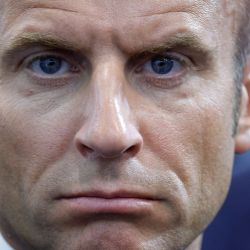 El presidente francés, Emmanuel Macron, observa durante una visita a la feria de defensa y seguridad terrestre y aérea Eurosatory, en el centro de exposiciones París-Nord Villepinte, en Villepinte, al norte de París. | Foto:Ludovic Marin / POOL / AFP