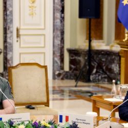 El presidente ucraniano Volodymyr Zelensky y el presidente francés Emmanuel Macron se reúnen para una sesión de trabajo en el Palacio Mariinsky, en Kiev. | Foto:Ludovic Marin / POOL / AFP
