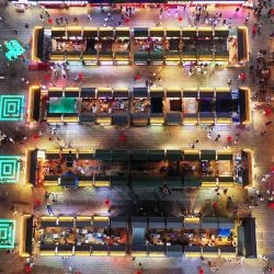 Esta foto aérea muestra a personas visitando un mercado nocturno en Shenyang, en la provincia nororiental china de Liaoning. | Foto:AFP