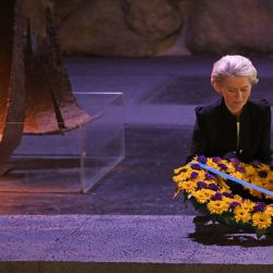 La presidenta de la Comisión Europea, Ursula von der Leyen, deposita una corona de flores en la Sala del Recuerdo del Museo Memorial del Holocausto Yad Vashem, en Jerusalén. | Foto:GIL COHEN-MAGEN / AFP