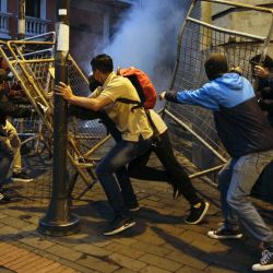 Manifestantes que se suman a una movilización nacional contra el gobierno ecuatoriano liderada por indígenas, chocan con la policía en el centro histórico de Quito. | Foto:Cristina Vega Rhor / AFP