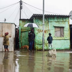Personas esperan en un área de asentamiento informal inundada, en Ciudad del Cabo, Sudáfrica. | Foto:Xinhua/Xabiso Mkhabela