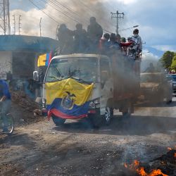 Indígenas que llegaron en caravana para unirse a una movilización nacional contra el gobierno ecuatoriano bloquean una carretera y montan barricadas en el sur de Quito. | Foto:Verónica Lombeida / AFP