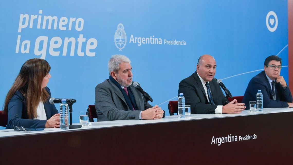Government officials including Security Minister Aníbal Fernández and Cabinet Chief Juan Manzur give a press conference regarding the grounded plane.