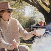 El look “Outdoor Western” que Juliana Awada usó para encender la fogata